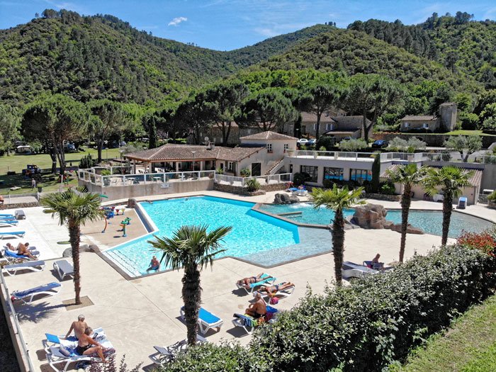 Une piscine chauffée avec pataugeoire